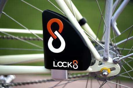La  base del sistema Lock8 se conecta a las vainas. 