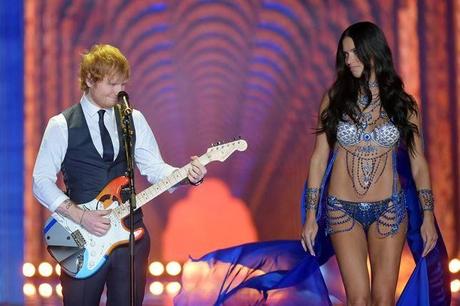 Ed Sheeran canta en el desfile de Victoria's Secret