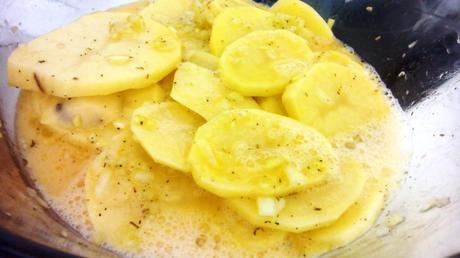 patatas aliñadas en puerro y cebolla, empanadas y fritas patateconditefritte4