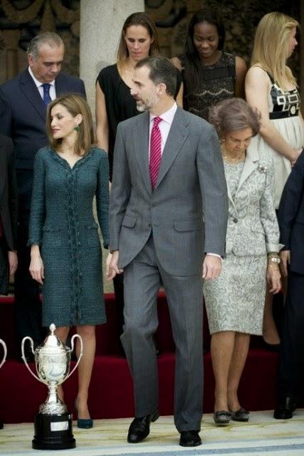 Dña.Letizia, de tweed de Varela, en los Premios Nacionales del Deporte