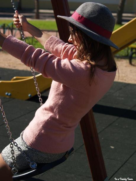 Outfit: Hat and glasses