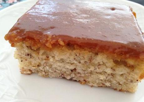 salsa de caramelo casera recetas delikatissen recetas de postres rápidos recetas de postres fáciles postres jugosos postres delikatissen bizcochos con fruta y cobertura bizcocho jugoso Bizcocho de plátano con cobertura de caramelo bizcocho de plátano 