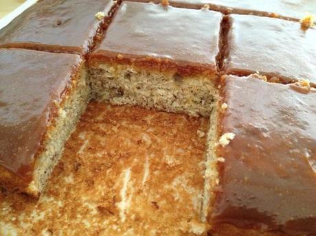 salsa de caramelo casera recetas delikatissen recetas de postres rápidos recetas de postres fáciles postres jugosos postres delikatissen bizcochos con fruta y cobertura bizcocho jugoso Bizcocho de plátano con cobertura de caramelo bizcocho de plátano 