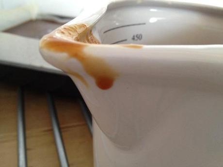 salsa de caramelo casera recetas delikatissen recetas de postres rápidos recetas de postres fáciles postres jugosos postres delikatissen bizcochos con fruta y cobertura bizcocho jugoso Bizcocho de plátano con cobertura de caramelo bizcocho de plátano 