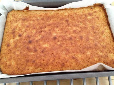 salsa de caramelo casera recetas delikatissen recetas de postres rápidos recetas de postres fáciles postres jugosos postres delikatissen bizcochos con fruta y cobertura bizcocho jugoso Bizcocho de plátano con cobertura de caramelo bizcocho de plátano 