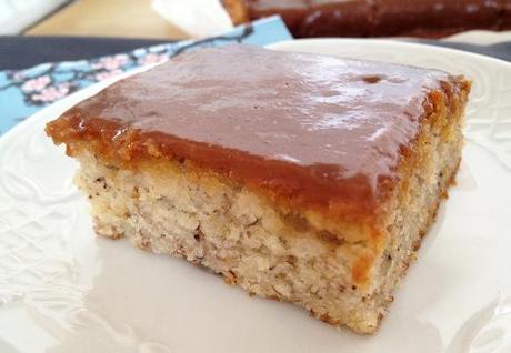 salsa de caramelo casera recetas delikatissen recetas de postres rápidos recetas de postres fáciles postres jugosos postres delikatissen bizcochos con fruta y cobertura bizcocho jugoso Bizcocho de plátano con cobertura de caramelo bizcocho de plátano 