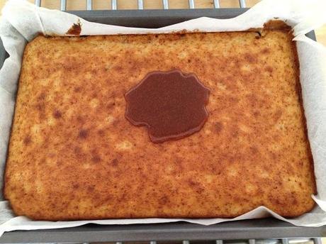 salsa de caramelo casera recetas delikatissen recetas de postres rápidos recetas de postres fáciles postres jugosos postres delikatissen bizcochos con fruta y cobertura bizcocho jugoso Bizcocho de plátano con cobertura de caramelo bizcocho de plátano 