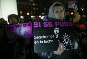 Miembros de grupos de inmigrantes latinoamericanos  celebran en Nueva York el anuncio de la orden ejecutiva. (Archivo: Kena Betancur/EFE)
