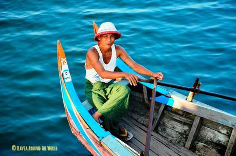 Barquero en el puente U Bein, Myanmar (Birmania)