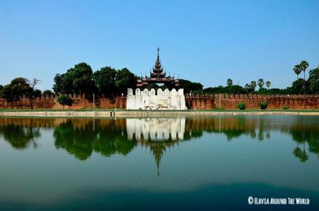 Murallas y su reflejo en el palacio real de Mandalay, Myanmar (Birmania)