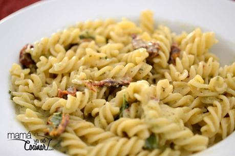 pasta pesto tomates scamorza Fusilli al pesto con tomates secos y scamorza