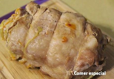 Lomo de cerdo en salsa relleno de bacón, zanahoria y melocotón