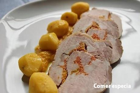 Lomo de cerdo en salsa relleno de bacón, zanahoria y melocotón