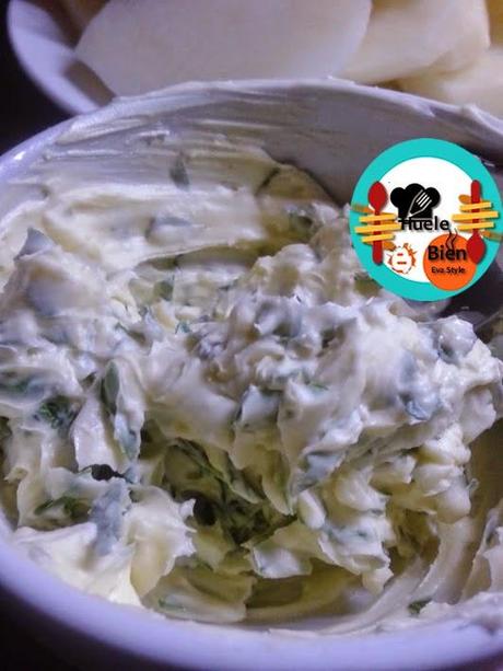 Pastel de anchoas y algas con ajo negro