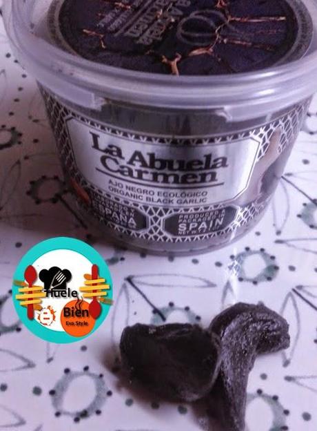 Pastel de anchoas y algas con ajo negro