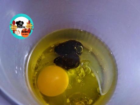 Pastel de anchoas y algas con ajo negro