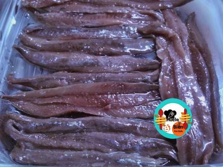 Pastel de anchoas y algas con ajo negro