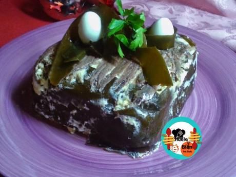 Pastel de anchoas y algas con ajo negro