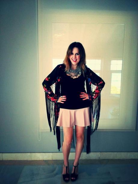 Falda rosa con kimono de flecos Falda rosa y kimono