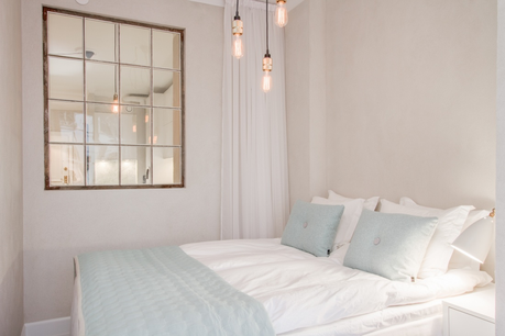 El protagonismo de una lampara en decoracion. Espacios vacios y delicados