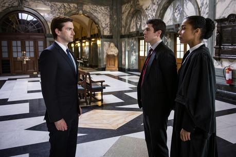 the escape artist, david tennant, sophie okonedo, tobu kebbell, el zorro con gafas