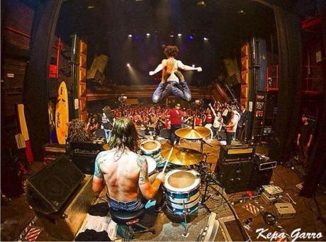 desde backstage salto del cantante de Porco Bravo