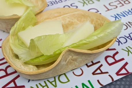 Barquitas crujientes de anchoas y pimientos asados