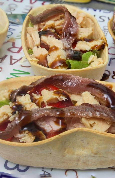 Barquitas crujientes de anchoas y pimientos asados