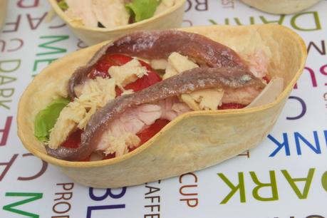 Barquitas crujientes de anchoas y pimientos asados