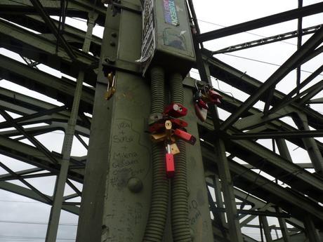 El puente del “amor” (candados) en Colonia