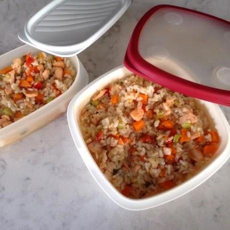 Arroz integral con salmón y verduras de temporada