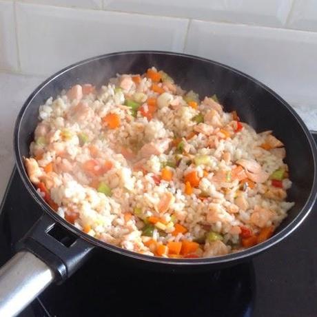 Arroz integral con salmón y verduras de temporada