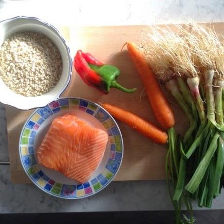Arroz integral con salmón y verduras de temporada