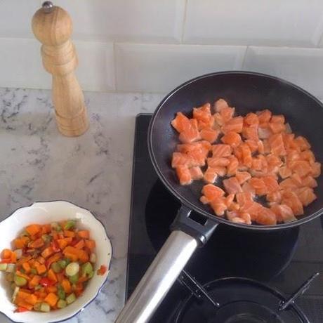 Arroz integral con salmón y verduras de temporada