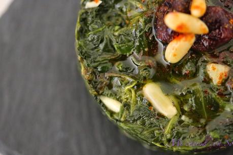 ESPINACAS AL CURRY CON ARÁNDANOS SECOS Y PIÑONES: