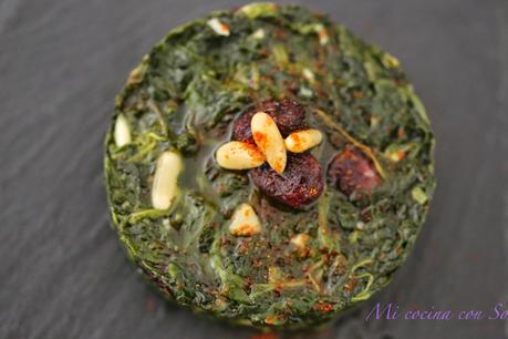 ESPINACAS AL CURRY CON ARÁNDANOS SECOS Y PIÑONES: