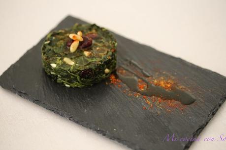 ESPINACAS AL CURRY CON ARÁNDANOS SECOS Y PIÑONES: