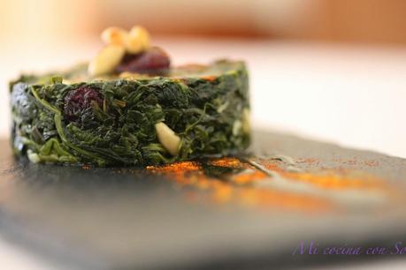 ESPINACAS AL CURRY CON ARÁNDANOS SECOS Y PIÑONES: