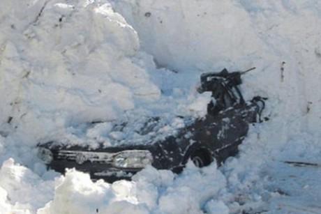 Hombre encontrado con vida después de estar atrapado 8 días bajo nieve Going unnoticed from the snow removal crew, Mr. Hanson's car was completely buried under almost 5 meters of snow.