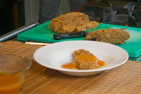 Seitán con tomate seco y un toque ahumado, con salsa de verduras.