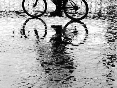 Montar en bicicleta con lluvia