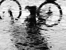 Montar bicicleta lluvia