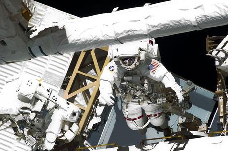Chamitoff and Fincke completed the primary objectives for the spacewalk