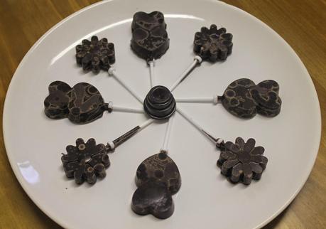 PIRULETAS DE ALGARROBA Y CHOCOLATE