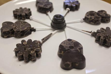 PIRULETAS DE ALGARROBA Y CHOCOLATE