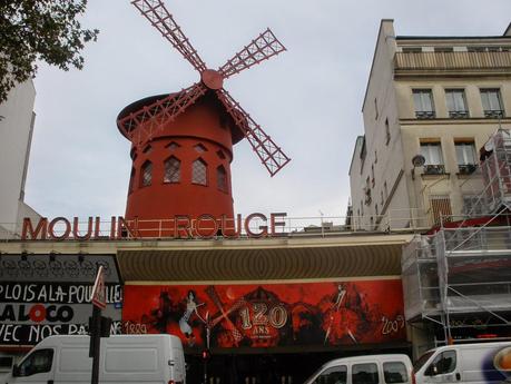 Moulin Rouge, situado en el barrio rojo, a los pies de Montmartre.