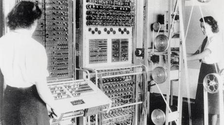 Mujeres del servicio naval británico en Bletchley Park (1942) con Colossus, la primera computadora programable. (SSPL/Getty Images)