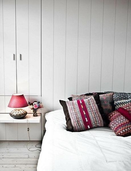 Pequeño dormitorio blanco con toques rojos