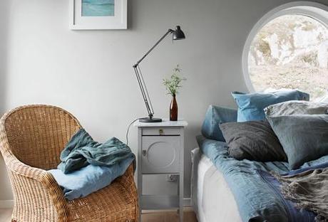 Dormitorio azul + gris, casa con vistas al Báltico
