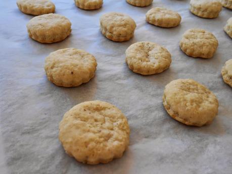 Galletas de mostaza y queso con dip de queso crema